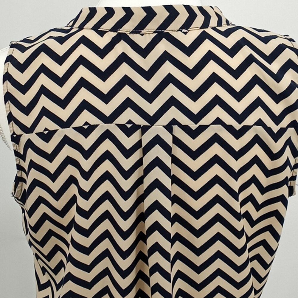 Olive & Oak Women's Navy & Tan Chevron Stripe Sleeveless V Neck Top Size Medium - Picture 8 of 11